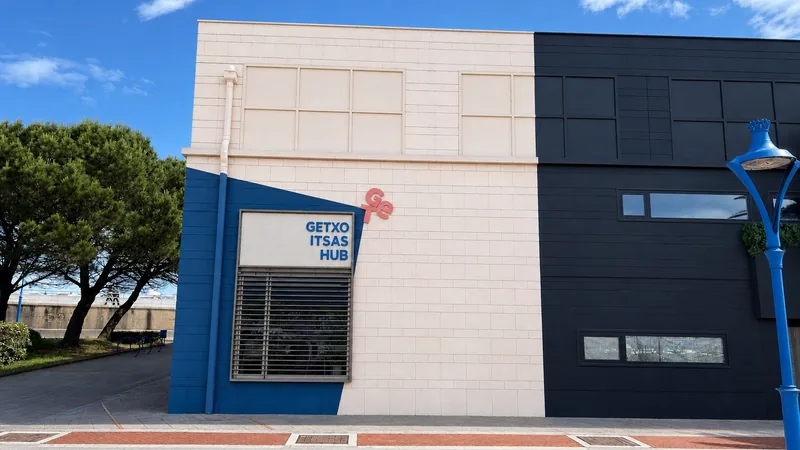 Fachada de Getxo Itsas Hub en tonos blanco, azul y negro